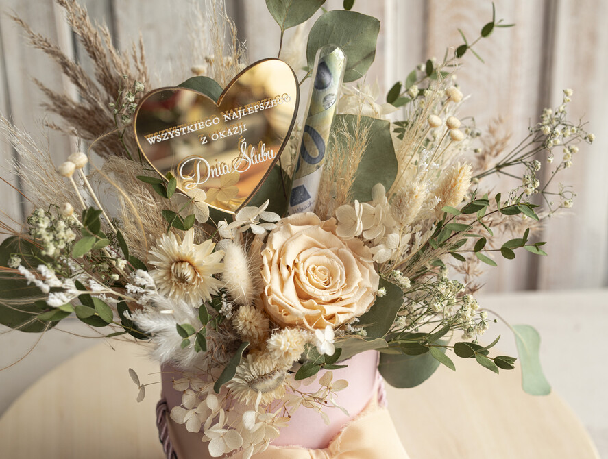  Prezenty dla Młodej Pary  flowerbox, kartki z życzeniami, pudełka na prezenty kwiaty dla Pary Młodej flowerbox z suszonych kwiatów, pomysł na wręczenie pieniędzy Parze Młodej, kwiaty dla Pary Młodej w pudełku, kompozycja z suszonych kwiatów 4