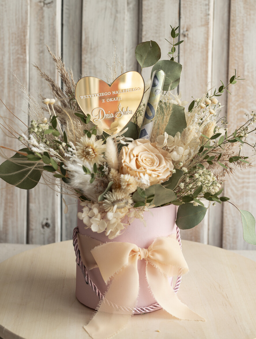  Prezenty dla Młodej Pary  flowerbox, kartki z życzeniami, pudełka na prezenty kwiaty dla Pary Młodej flowerbox z suszonych kwiatów, pomysł na wręczenie pieniędzy Parze Młodej, kwiaty dla Pary Młodej w pudełku, kompozycja z suszonych kwiatów 5