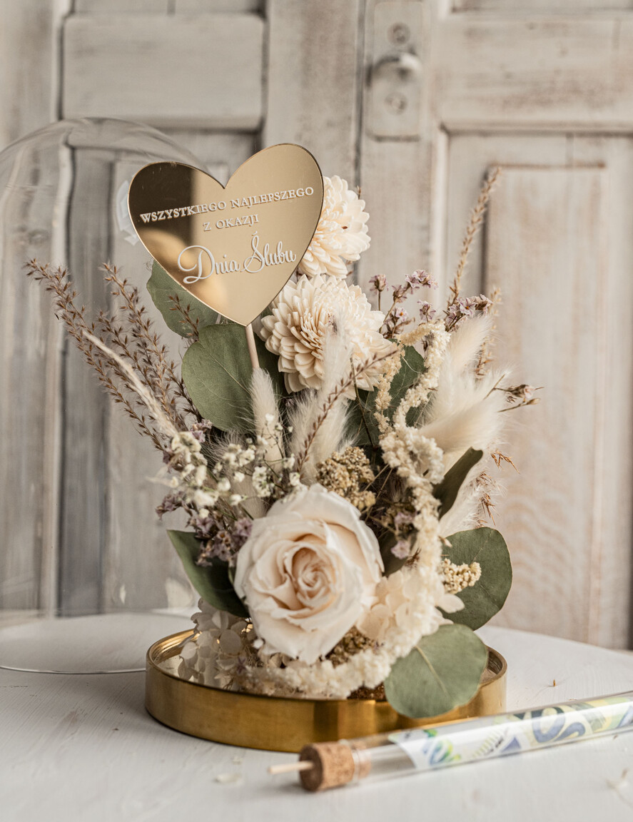  Prezenty dla Młodej Pary  flowerbox, kartki z życzeniami, pudełka na prezenty Pomysł na prezent ślubny dla Młodej Pary, pomysł na wręczenie pieniędzy Młodej Parze, co zamiast kwiatów fiolka na pieniądze, kwiaty w szkle, suszone kwiaty w kopule1