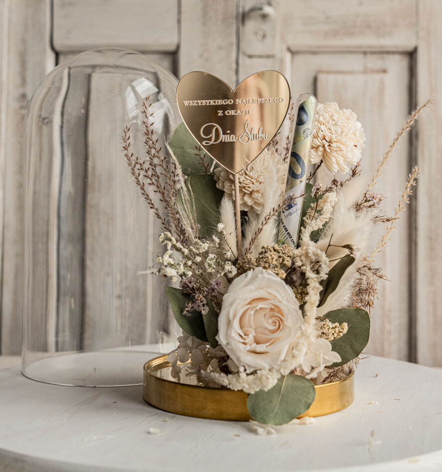  Prezenty dla Młodej Pary  flowerbox, kartki z życzeniami, pudełka na prezenty Pomysł na prezent ślubny dla Młodej Pary, pomysł na wręczenie pieniędzy Młodej Parze, co zamiast kwiatów fiolka na pieniądze, kwiaty w szkle, suszone kwiaty w kopule10