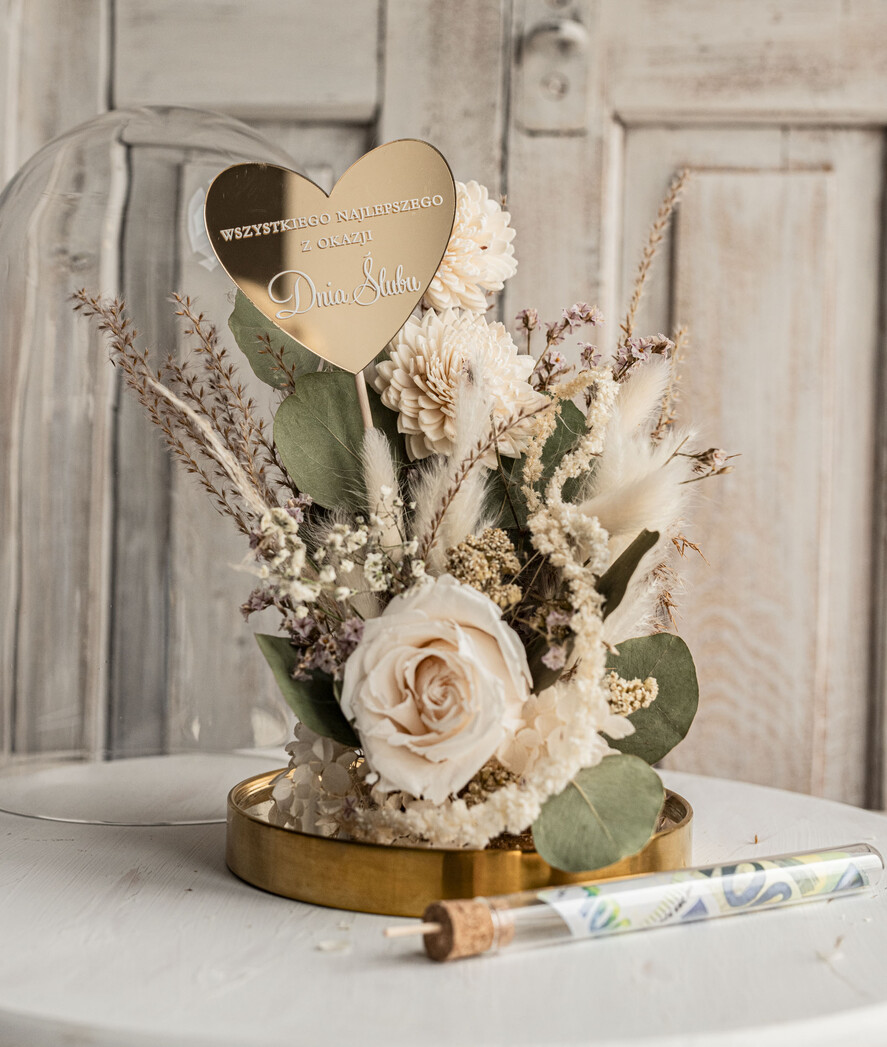  Prezenty dla Młodej Pary  flowerbox, kartki z życzeniami, pudełka na prezenty Pomysł na prezent ślubny dla Młodej Pary, pomysł na wręczenie pieniędzy Młodej Parze, co zamiast kwiatów fiolka na pieniądze, kwiaty w szkle, suszone kwiaty w kopule2