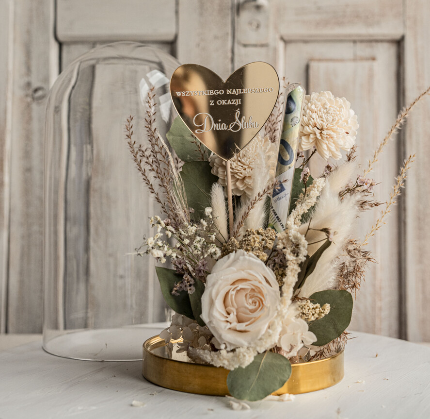  Prezenty dla Młodej Pary  flowerbox, kartki z życzeniami, pudełka na prezenty Pomysł na prezent ślubny dla Młodej Pary, pomysł na wręczenie pieniędzy Młodej Parze, co zamiast kwiatów fiolka na pieniądze, kwiaty w szkle, suszone kwiaty w kopule9