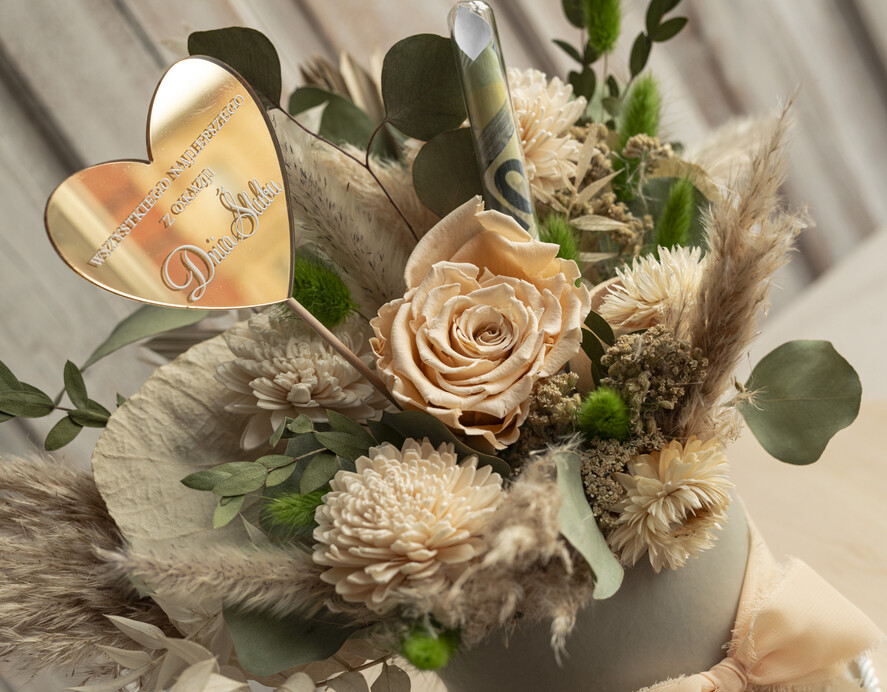  Prezenty dla Młodej Pary  flowerbox, kartki z życzeniami, pudełka na prezenty prezent dla Pary Młodej flowerbox z suszonych kwiatów, pomysł na wręczenie pieniędzy Parze Młodej, kwiaty dla Pary Młodej w pudełku, kompozycja z suszonych kwiatów 1