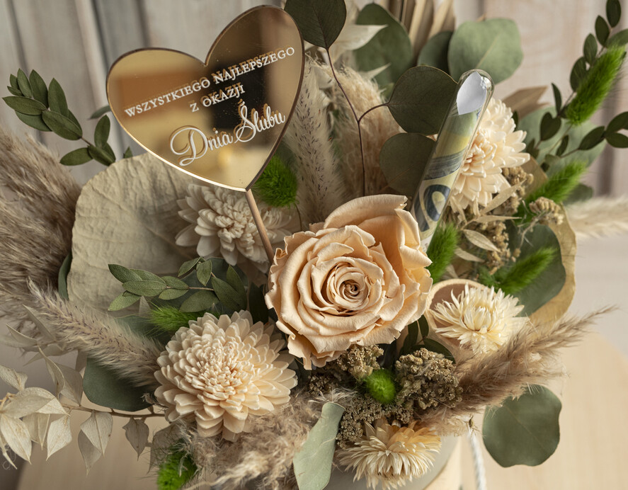  Prezenty dla Młodej Pary  flowerbox, kartki z życzeniami, pudełka na prezenty prezent dla Pary Młodej flowerbox z suszonych kwiatów, pomysł na wręczenie pieniędzy Parze Młodej, kwiaty dla Pary Młodej w pudełku, kompozycja z suszonych kwiatów 2