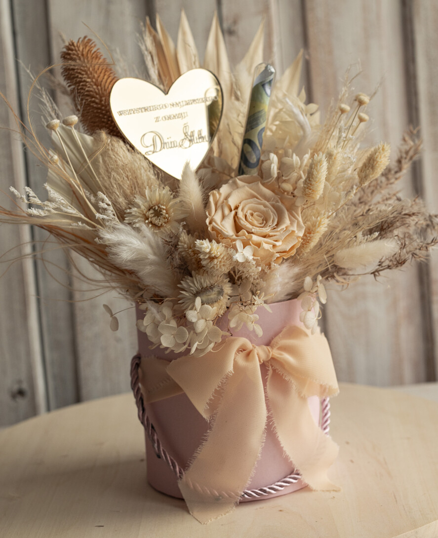  Prezenty dla Młodej Pary  flowerbox, kartki z życzeniami, pudełka na prezenty kwiaty dla Pary Młodej flowerbox z suszonych kwiatów, pomysł na wręczenie pieniędzy Parze Młodej, kwiaty dla Pary Młodej w pudełku, kompozycja z suszonych kwiatów4