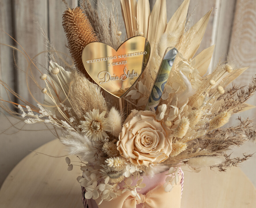  Prezenty dla Młodej Pary  flowerbox, kartki z życzeniami, pudełka na prezenty kwiaty dla Pary Młodej flowerbox z suszonych kwiatów, pomysł na wręczenie pieniędzy Parze Młodej, kwiaty dla Pary Młodej w pudełku, kompozycja z suszonych kwiatów5
