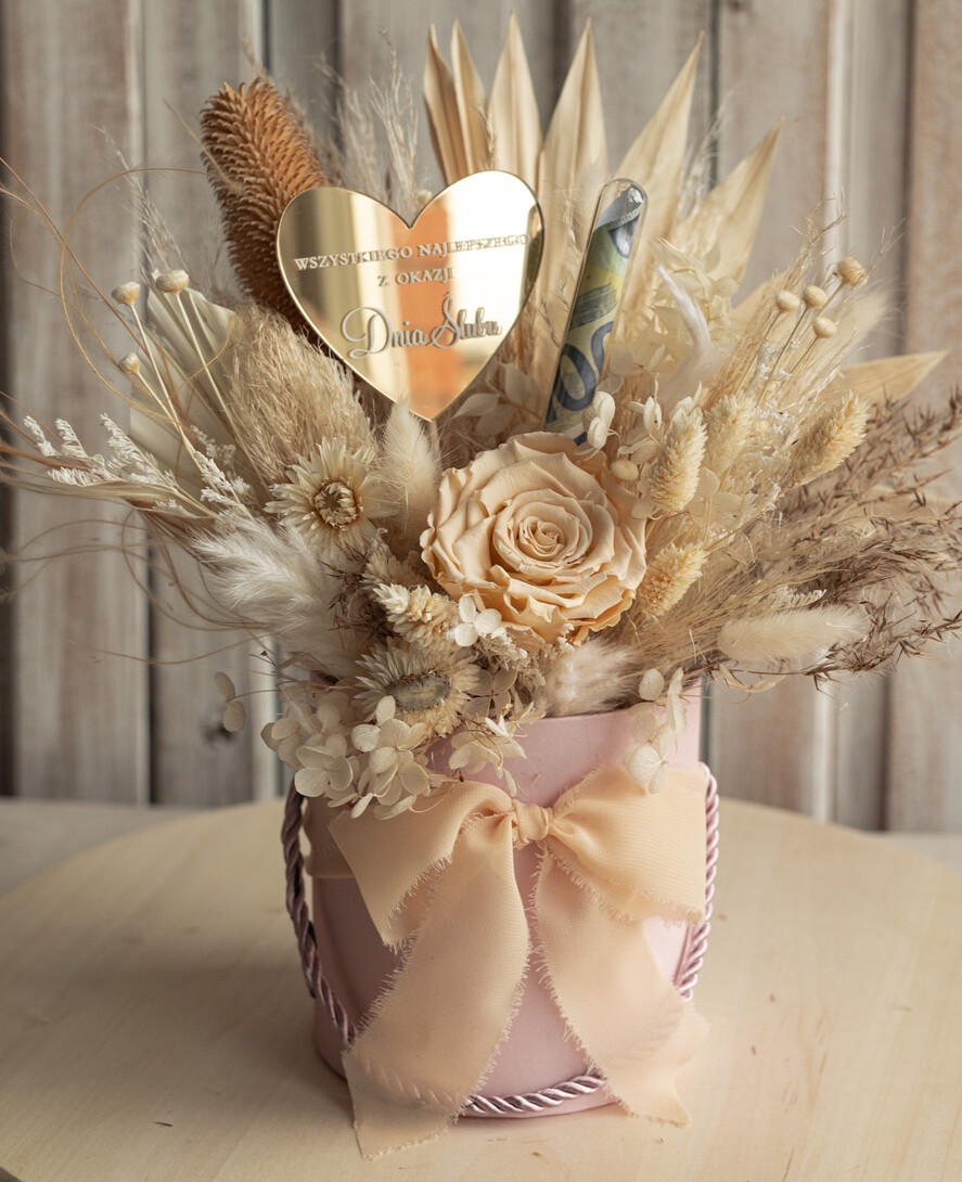  Prezenty dla Młodej Pary  flowerbox, kartki z życzeniami, pudełka na prezenty kwiaty dla Pary Młodej flowerbox z suszonych kwiatów, pomysł na wręczenie pieniędzy Parze Młodej, kwiaty dla Pary Młodej w pudełku, kompozycja z suszonych kwiatów7