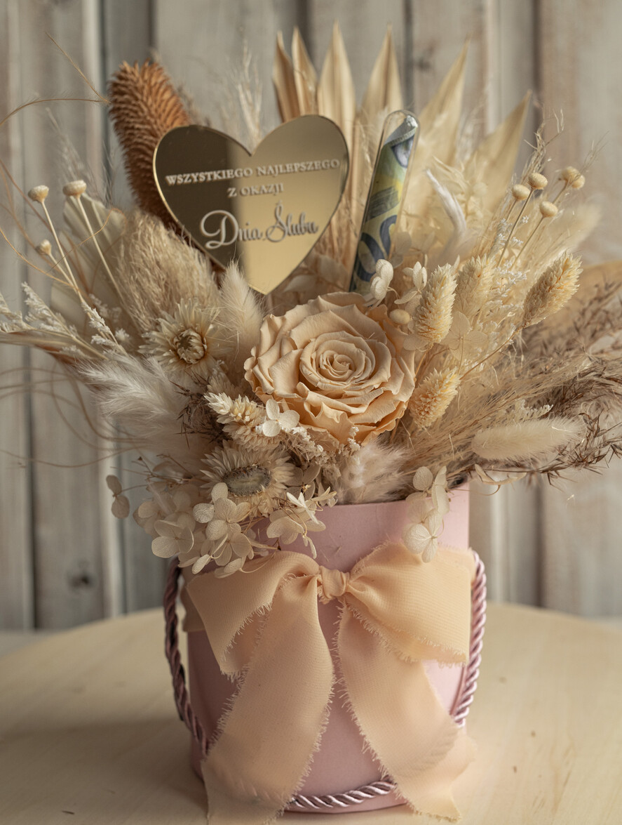  Prezenty dla Młodej Pary  flowerbox, kartki z życzeniami, pudełka na prezenty kwiaty dla Pary Młodej flowerbox z suszonych kwiatów, pomysł na wręczenie pieniędzy Parze Młodej, kwiaty dla Pary Młodej w pudełku, kompozycja z suszonych kwiatów0