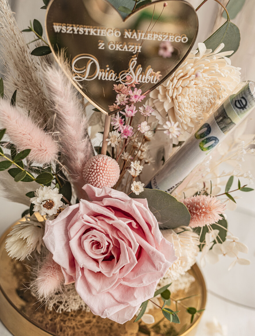  Prezenty dla Młodej Pary  flowerbox, kartki z życzeniami, pudełka na prezenty prezenty z okazji ślubu dla Pary Młodej, w co zapakować pieniądze dla pary młodej, kompozycja kwiatowa w szklanej kopule, fiolka na pieniądze dla młodej pary, różowo zielony flowerbox1