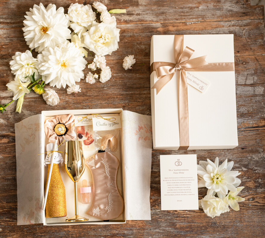 Prezenty dla Panny Młodej  zestaw do wina i drinków  Unikalny Prezent dla Panny Młodej złoty kieliszek, prezent na panieński dla Panny Młodej0
