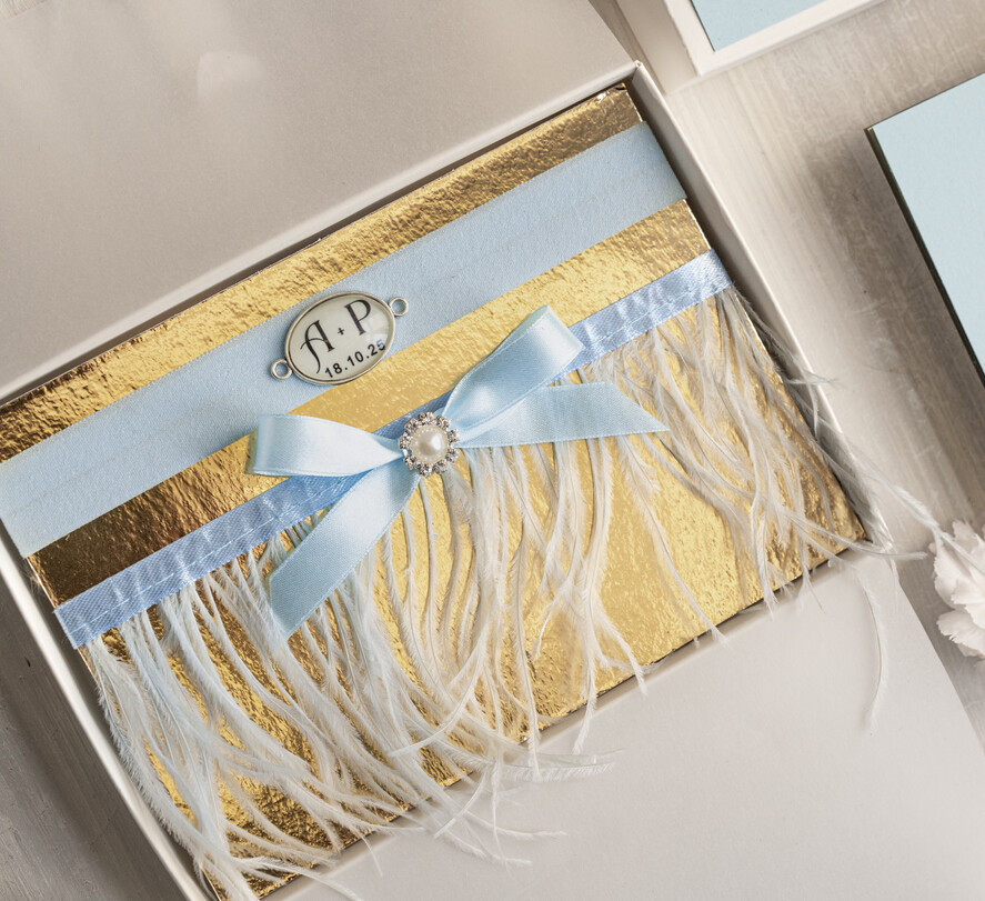 Prezenty dla Panny Młodej  podwiązki ślubne  Prezent dla Panny Młodej od Świadkowej z piórami, zestaw prezentowy na panieński, cos niebieskiego podwiązka ślubna2