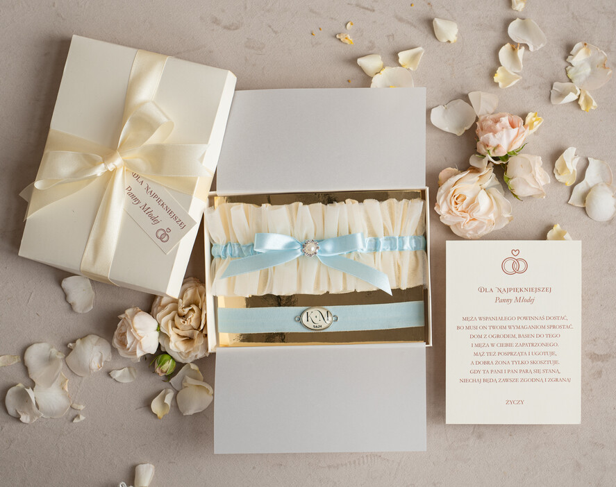 Prezenty dla Panny Młodej  podwiązki ślubne  Zestaw dwóch podwiązek ślubnych dla panny młodej w pudełeczku z kartką, box prezentowy na wieczór panieński, coś niebieskiego presonalizowana tiulowa podwiazka ślubna prezent od świadkowej dla panny młodej8