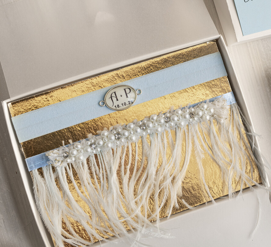 Prezenty dla Panny Młodej  podwiązki ślubne  Prezent dla Panny Młodej od Świadkowej z piórami, zestaw prezentowy na panieński, cos niebieskiego podwiązka ślubna1