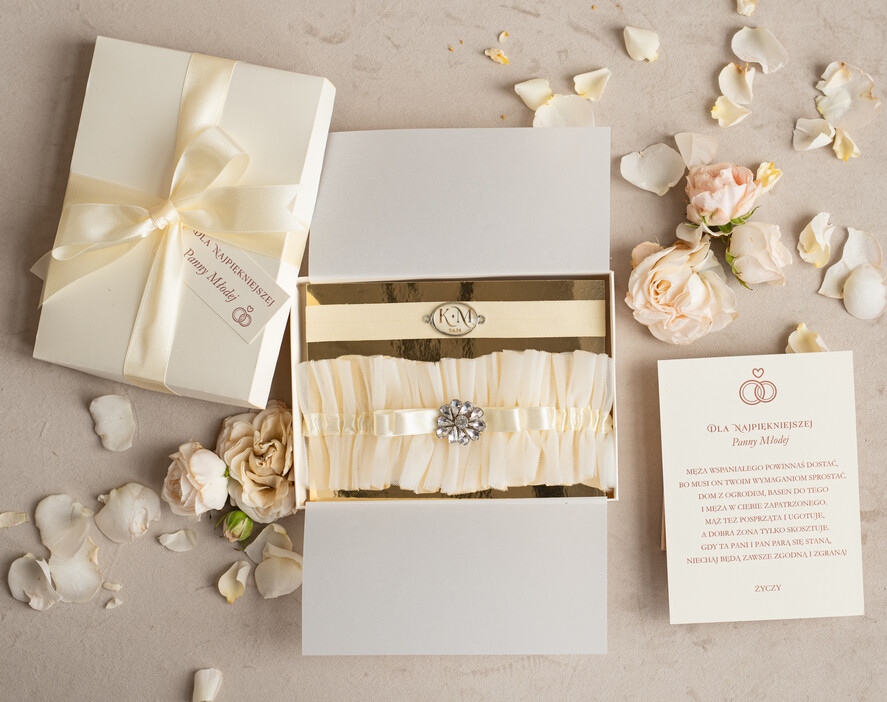 Prezenty dla Panny Młodej  podwiązki ślubne  Zestaw dwóch podwiązek ślubnych dla panny młodej w pudełeczku z kartką, box prezentowy na wieczór panieński, kremowa presonalizowana tiulowa podwiazka ślubna prezent od świadkowej dla panny młodej0