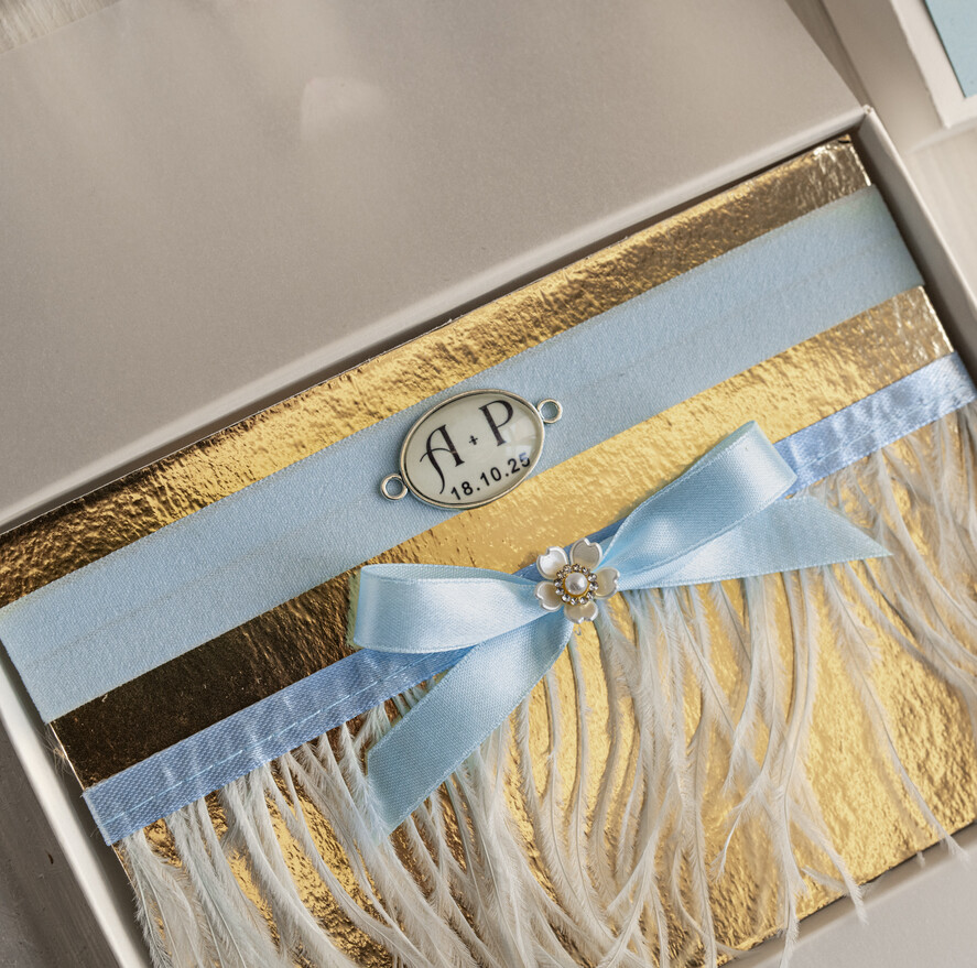 Prezenty dla Panny Młodej  podwiązki ślubne  Prezent dla Panny Młodej od Świadkowej z piórami, zestaw prezentowy na panieński, cos niebieskiego podwiązka ślubna2