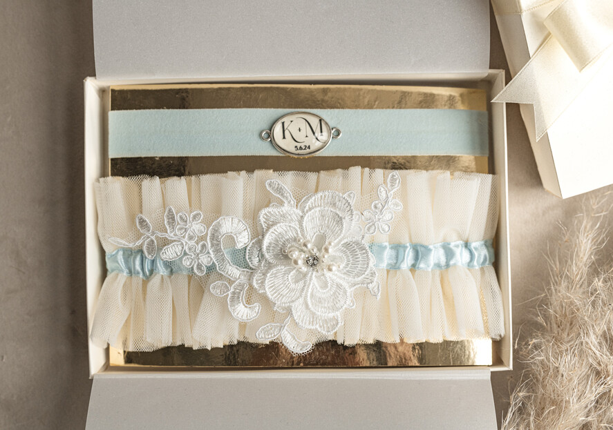 Prezenty dla Panny Młodej  podwiązki ślubne  Prezent dla Panny Młodej od Świadkowej, zestaw prezentowy na panieński, niebieska podwiązka dla Panny Młodej2