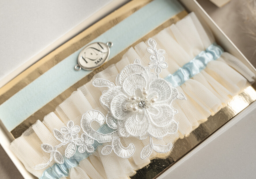 Prezenty dla Panny Młodej  podwiązki ślubne  Prezent dla Panny Młodej od Świadkowej, zestaw prezentowy na panieński, niebieska podwiązka dla Panny Młodej3