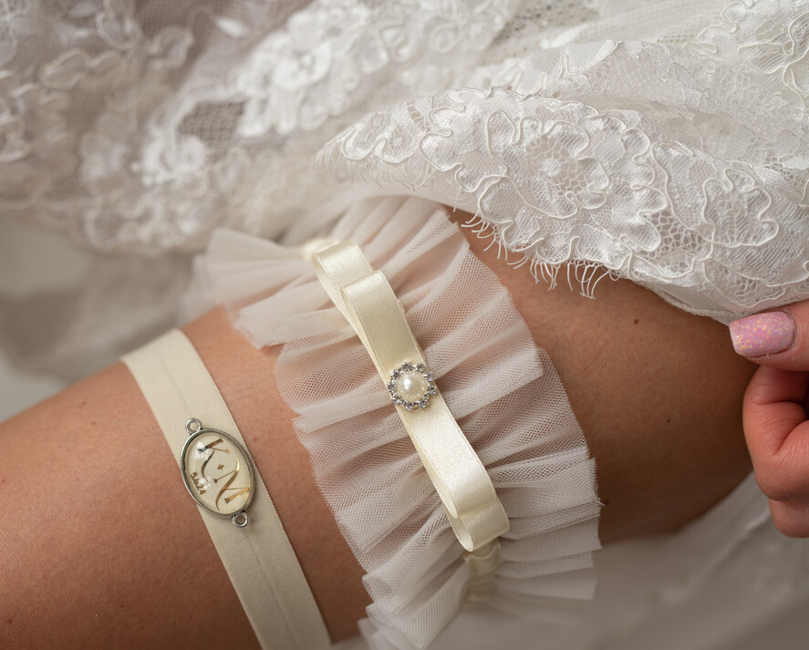 Prezenty dla Panny Młodej  podwiązki ślubne  Zestaw dwóch podwiązek ślubnych dla panny młodej w pudełeczku z kartką, box prezentowy na wieczór panieński, kremowa presonalizowana tiulowa podwiazka ślubna prezent od świadkowej dla panny młodej1