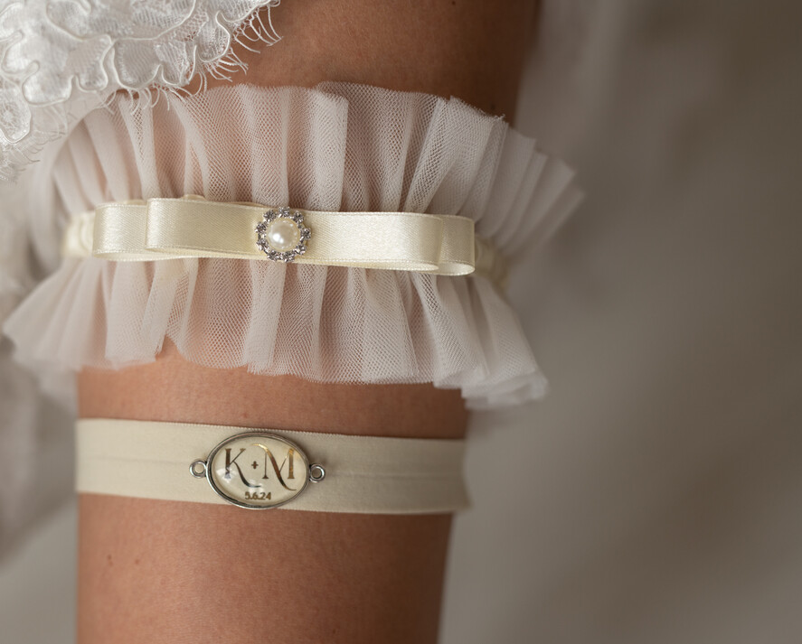 Prezenty dla Panny Młodej  podwiązki ślubne  Zestaw dwóch podwiązek ślubnych dla panny młodej w pudełeczku z kartką, box prezentowy na wieczór panieński, kremowa presonalizowana tiulowa podwiazka ślubna prezent od świadkowej dla panny młodej3
