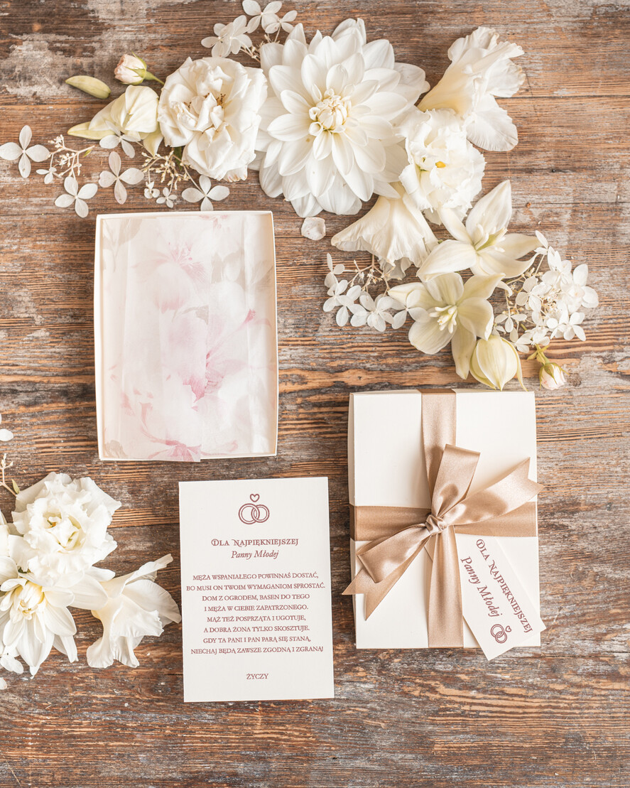 Prezenty dla Panny Młodej  podwiązki ślubne  Prezent podwiązka ślubna dla panny młodej w zestawie z pralinkami kartką i pudełeczkiem, box prezentowy na wieczór panieński2