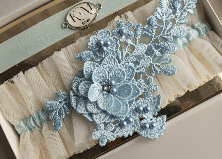 Prezenty dla Panny Młodej  podwiązki ślubne  prezent z okazji ślubu dla Panny Młodej, podwiązka dla Panny Młodej, podwiązka ślubna z inicjałami, podwiązka z niebieskim dodatkiem, elegancka i subtelna podwiązka dla Panny Młodej2