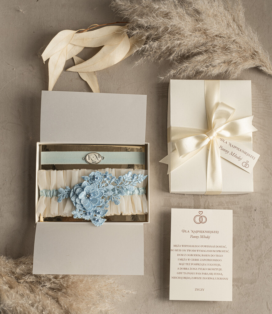 Prezenty dla Panny Młodej  podwiązki ślubne  prezent z okazji ślubu dla Panny Młodej, podwiązka dla Panny Młodej, podwiązka ślubna z inicjałami, podwiązka z niebieskim dodatkiem, elegancka i subtelna podwiązka dla Panny Młodej0
