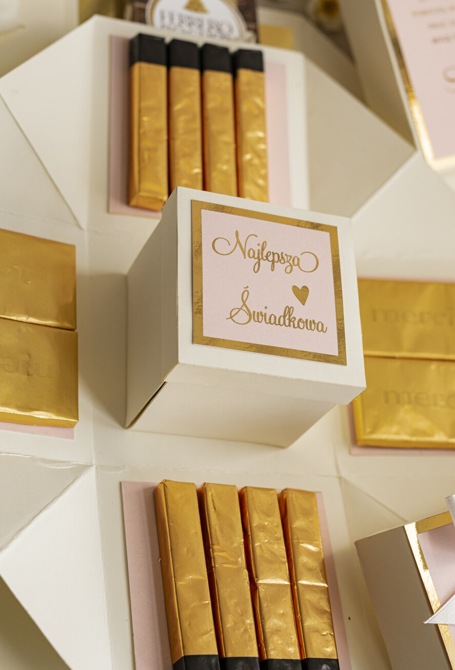 Prezenty dla świadków zestawy słodkości pudełka na prezenty Bombonierka exploding box - podziękowanie- dla świadkowej z bransoletką- czekoladki dla świadkowej - podziękowanie za świadkowanie 12