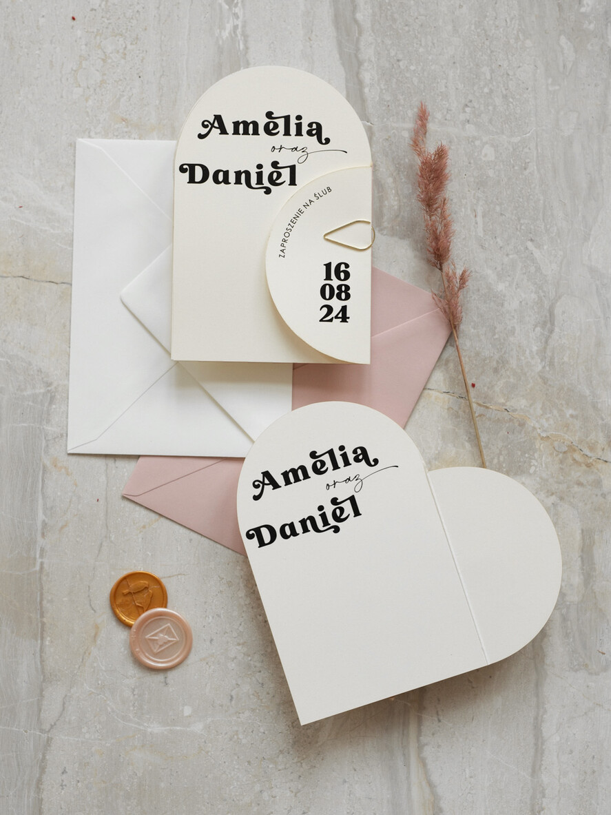 Zaproszenia ślubne Proste i Nowoczesne  zaproszenia ślubne z ozdobnym spinaczem, minimalistyczne zaproszenia na ślub w kształcie serca, delikatne zaproszenia slubne proste wzory zaproszeń ślubnych1