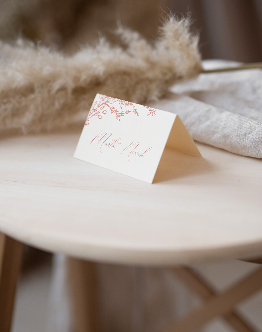 Winietki Nowoczesne prosta forma  delikatna grafika na winietkach ślubnych, proste i eleganckie winietki na stół weselny, wizytówki ślubne ecru z grafiką, nowoczesne wizytówki na stoły weselne1