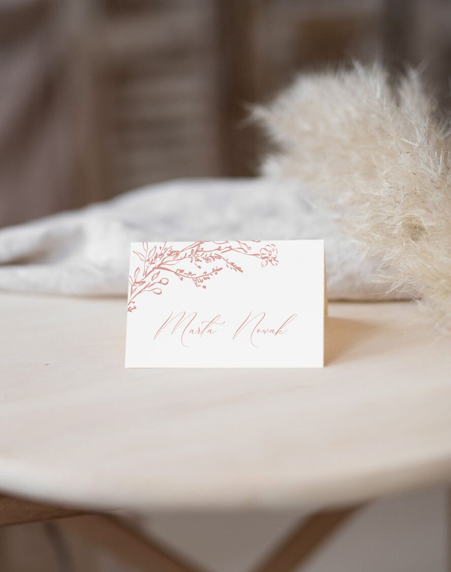 Winietki Nowoczesne prosta forma  delikatna grafika na winietkach ślubnych, proste i eleganckie winietki na stół weselny, wizytówki ślubne ecru z grafiką, nowoczesne wizytówki na stoły weselne2
