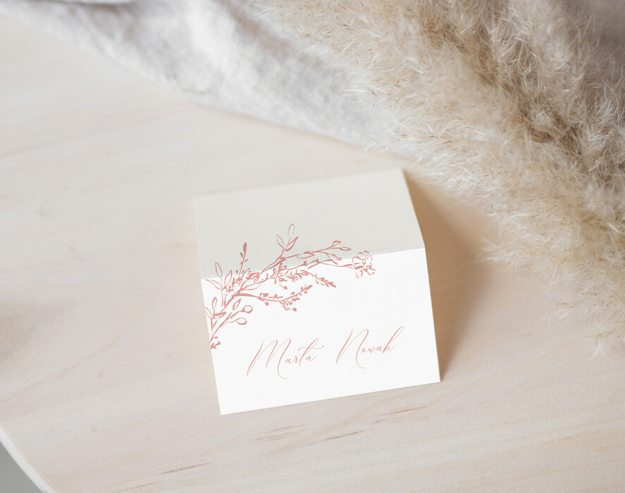 Winietki Nowoczesne prosta forma  delikatna grafika na winietkach ślubnych, proste i eleganckie winietki na stół weselny, wizytówki ślubne ecru z grafiką, nowoczesne wizytówki na stoły weselne0