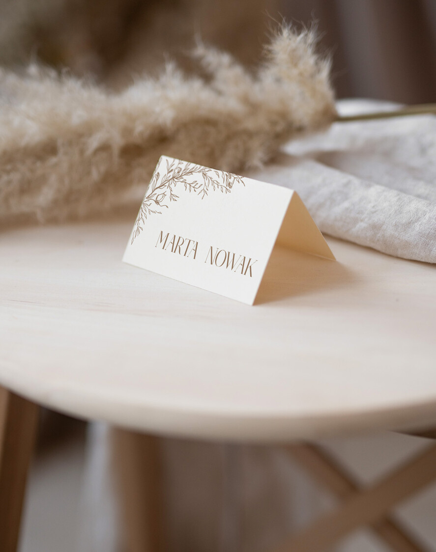 Winietki Nowoczesne prosta forma  delikatna grafika na winietkach ślubnych, proste i eleganckie winietki na stół weselny, wizytówki ślubne ecru z grafiką, nowoczesne wizytówki na stoły weselne1
