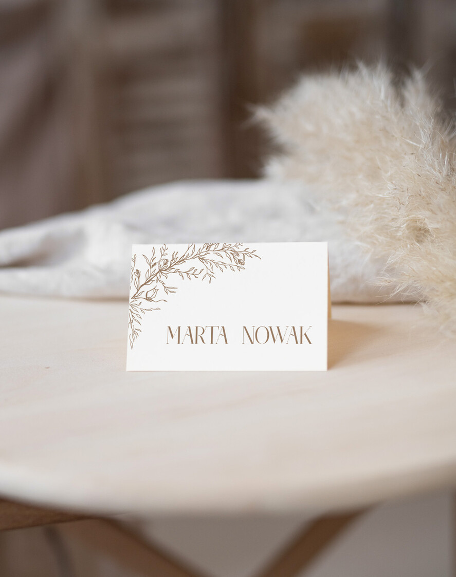 Winietki Nowoczesne prosta forma  delikatna grafika na winietkach ślubnych, proste i eleganckie winietki na stół weselny, wizytówki ślubne ecru z grafiką, nowoczesne wizytówki na stoły weselne2