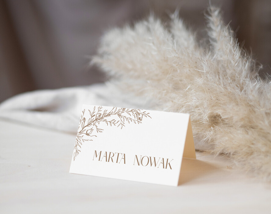 Winietki Nowoczesne prosta forma  delikatna grafika na winietkach ślubnych, proste i eleganckie winietki na stół weselny, wizytówki ślubne ecru z grafiką, nowoczesne wizytówki na stoły weselne3