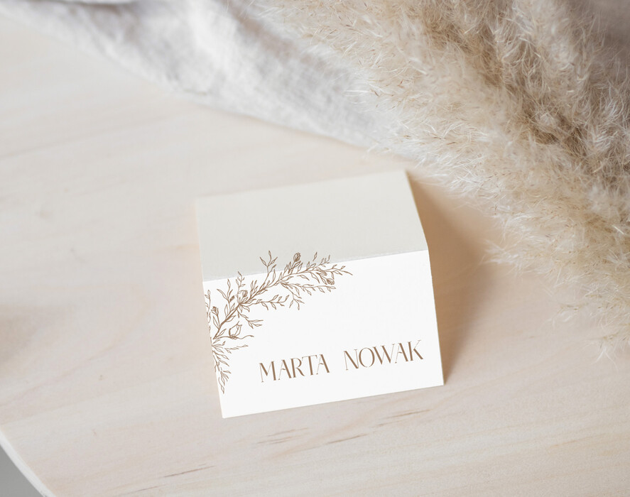 Winietki Nowoczesne prosta forma  delikatna grafika na winietkach ślubnych, proste i eleganckie winietki na stół weselny, wizytówki ślubne ecru z grafiką, nowoczesne wizytówki na stoły weselne0