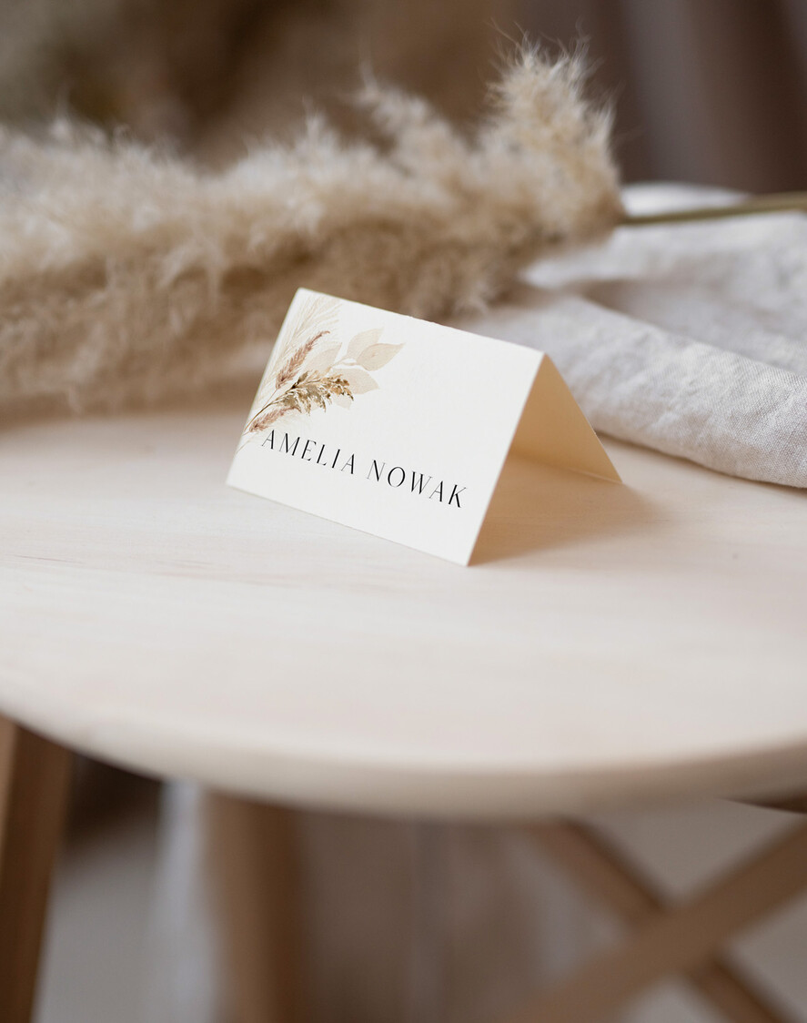 Winietki Nowoczesne prosta forma  delikatna grafika na winietkach ślubnych, proste i eleganckie winietki na stół weselny, wizytówki ślubne ecru z grafiką, nowoczesne wizytówki na stoły weselne1