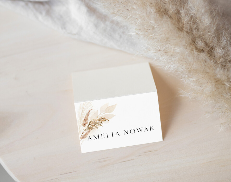 Winietki Nowoczesne prosta forma  delikatna grafika na winietkach ślubnych, proste i eleganckie winietki na stół weselny, wizytówki ślubne ecru z grafiką, nowoczesne wizytówki na stoły weselne3