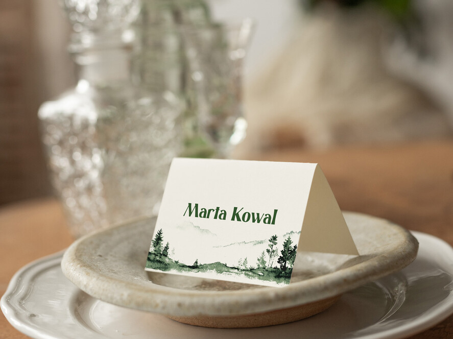 Winietki Nowoczesne prosta forma  winietki z grafiką gór, delikatna grafika na winietkach ślubnych, proste i eleganckie winietki na stół weselny, wizytówki ślubne ecru z grafiką0