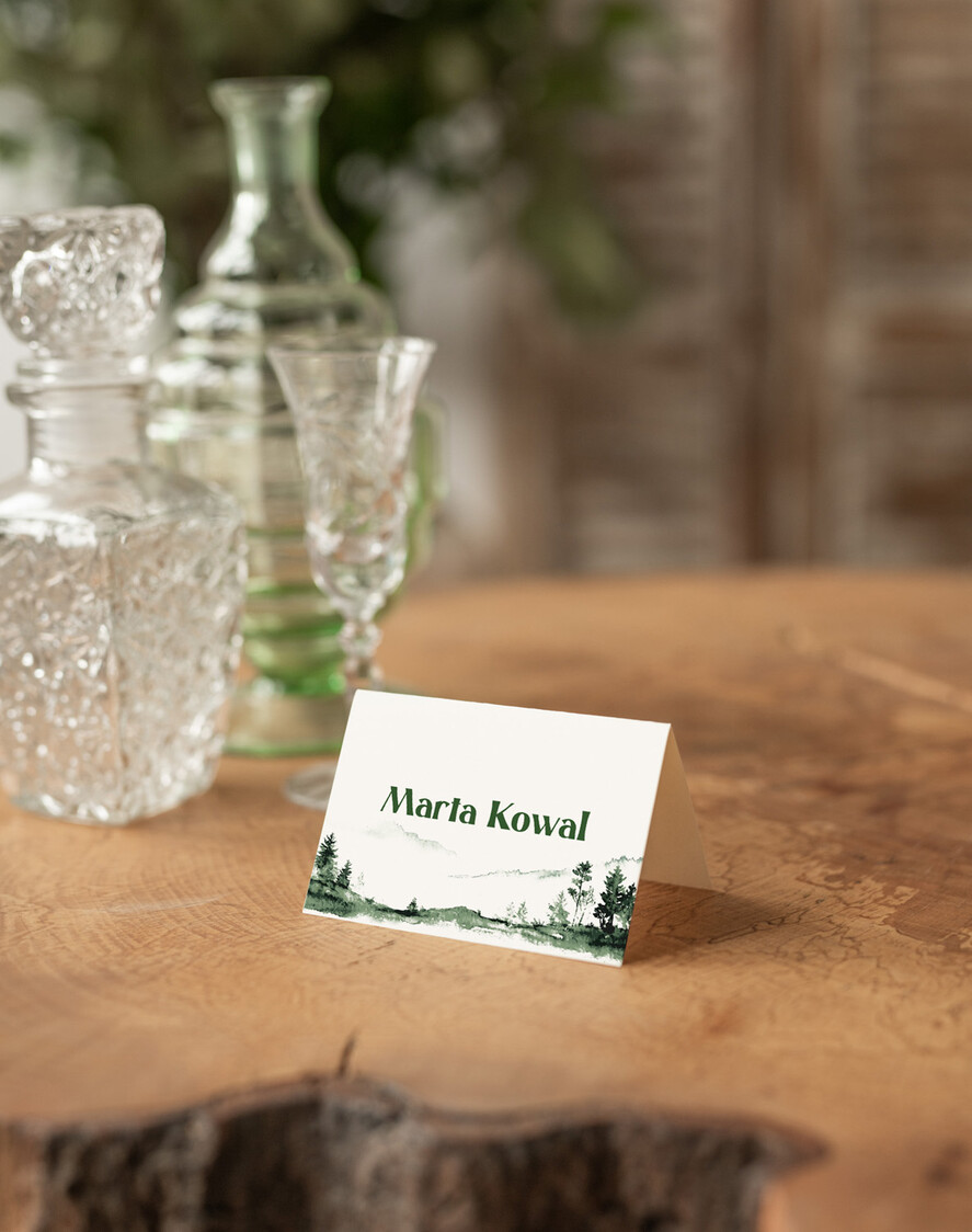 Winietki Nowoczesne prosta forma  winietki z grafiką gór, delikatna grafika na winietkach ślubnych, proste i eleganckie winietki na stół weselny, wizytówki ślubne ecru z grafiką1
