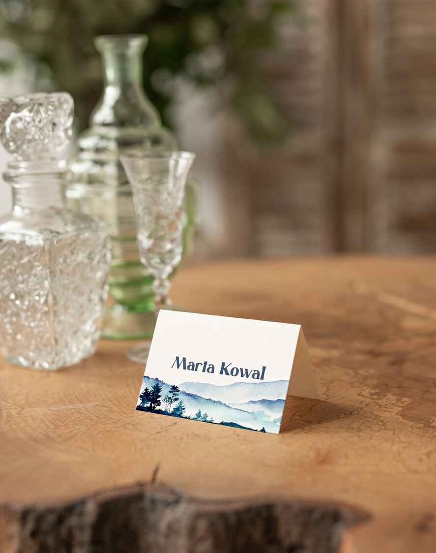 Winietki Nowoczesne prosta forma  winietki z grafiką gór, delikatna grafika na winietkach ślubnych, proste i eleganckie winietki na stół weselny, wizytówki ślubne ecru z grafiką2