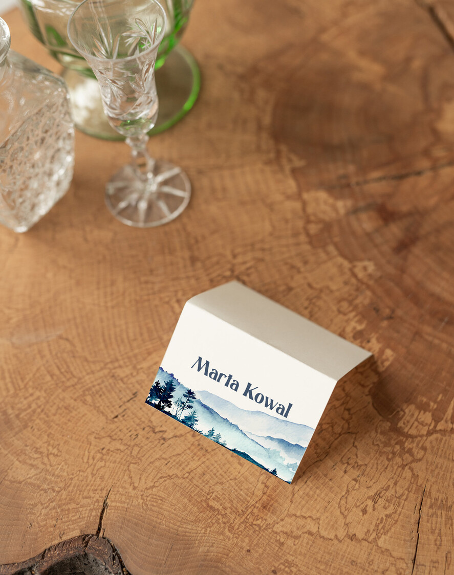 Winietki Nowoczesne prosta forma  winietki z grafiką gór, delikatna grafika na winietkach ślubnych, proste i eleganckie winietki na stół weselny, wizytówki ślubne ecru z grafiką3