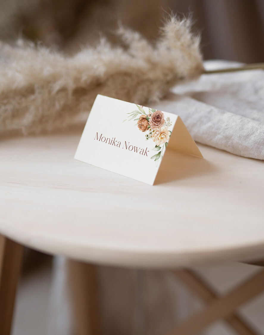 Winietki Nowoczesne prosta forma  rustykalne winiekti ecru, delikatna grafika na winietkach ślubnych, proste i eleganckie winietki na stół weselny, nowoczesne wizytówki na stoły weselne1