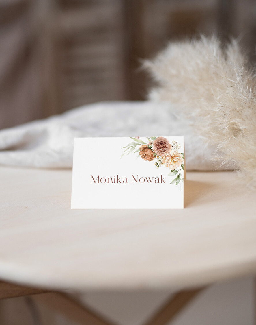 Winietki Nowoczesne prosta forma  rustykalne winiekti ecru, delikatna grafika na winietkach ślubnych, proste i eleganckie winietki na stół weselny, nowoczesne wizytówki na stoły weselne2