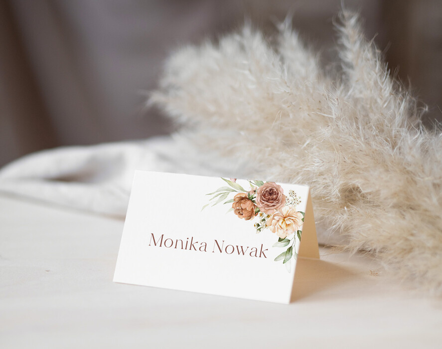 Winietki Nowoczesne prosta forma  rustykalne winiekti ecru, delikatna grafika na winietkach ślubnych, proste i eleganckie winietki na stół weselny, nowoczesne wizytówki na stoły weselne0