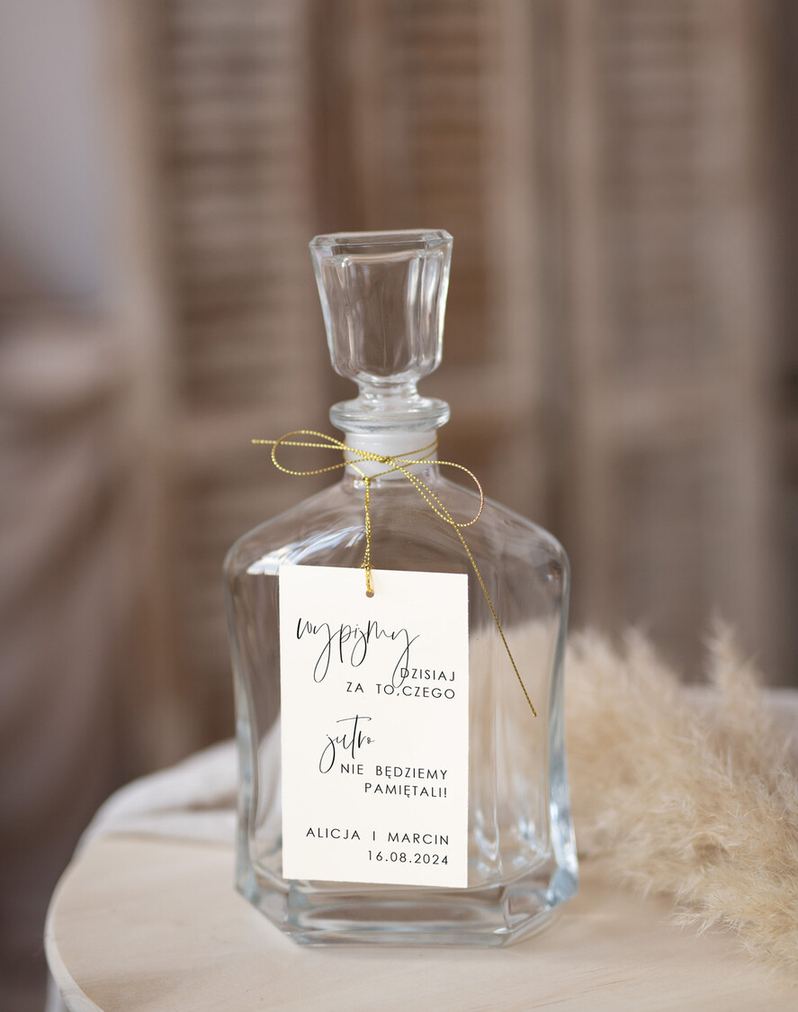Zawieszki na butelki Nowoczesne prosta forma  zawieszki ślubne, zawieszki na alkohol z dowolną treścią, ozdobna zawieszka na wódkę weselną, etykieta na butelki, proste zawieszki ślubne0
