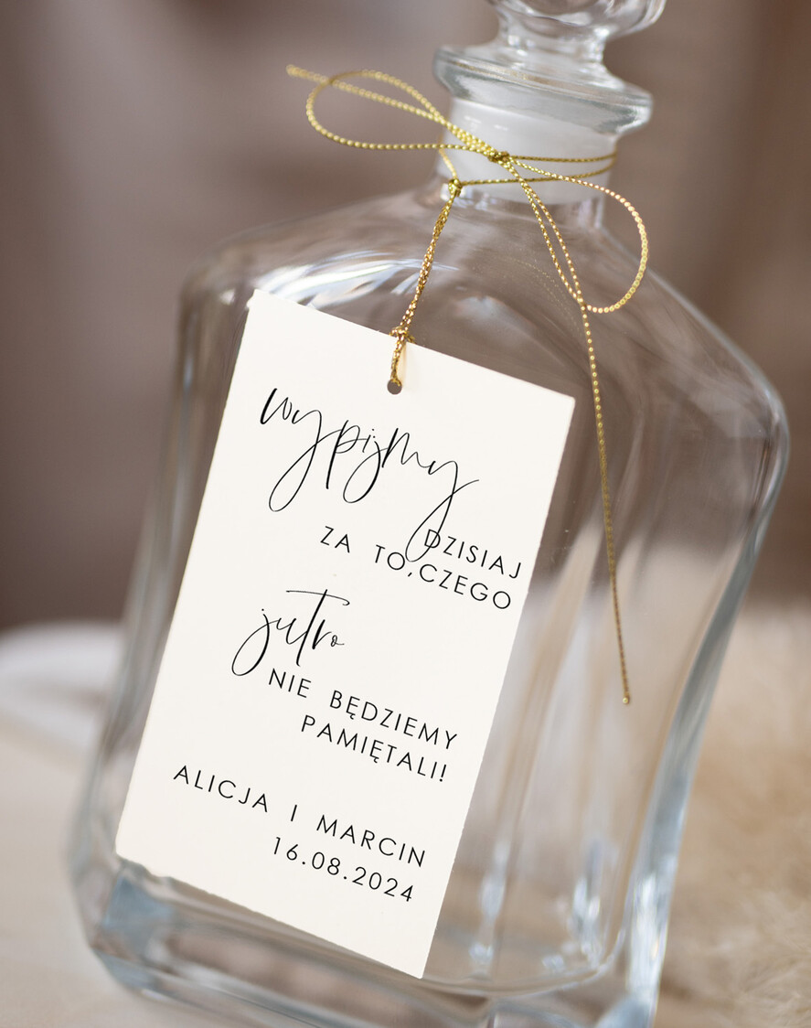 Zawieszki na butelki Nowoczesne prosta forma  zawieszki ślubne, zawieszki na alkohol z dowolną treścią, ozdobna zawieszka na wódkę weselną, etykieta na butelki, proste zawieszki ślubne1