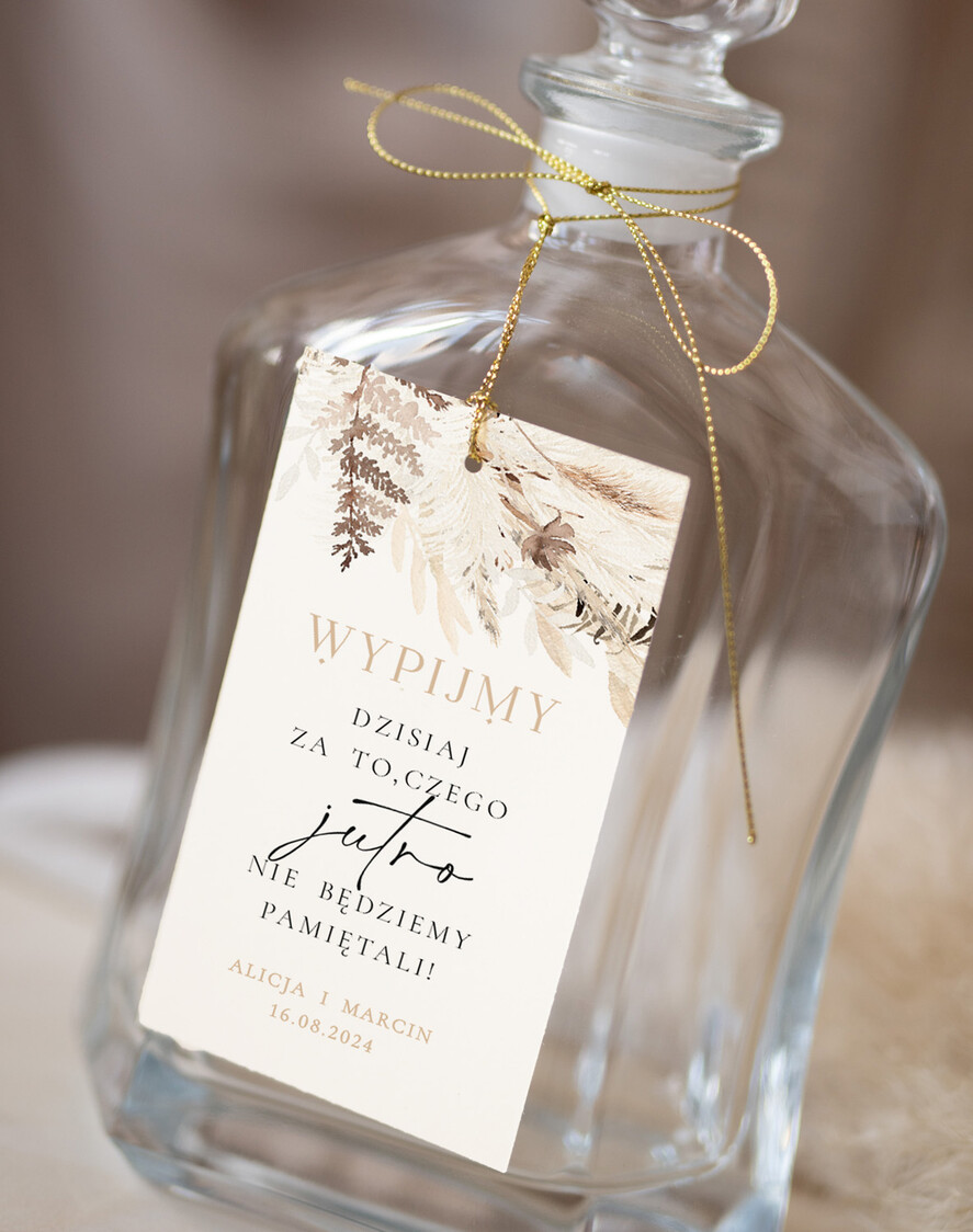 Zawieszki na butelki Nowoczesne prosta forma  Zawieszki na alkohol, proste zawieszki ślubne, nowoczesne zawieszki slubne, zawieszki na alkohol ze złotym sznurkiem, zawieszki z dowolną treścią 1