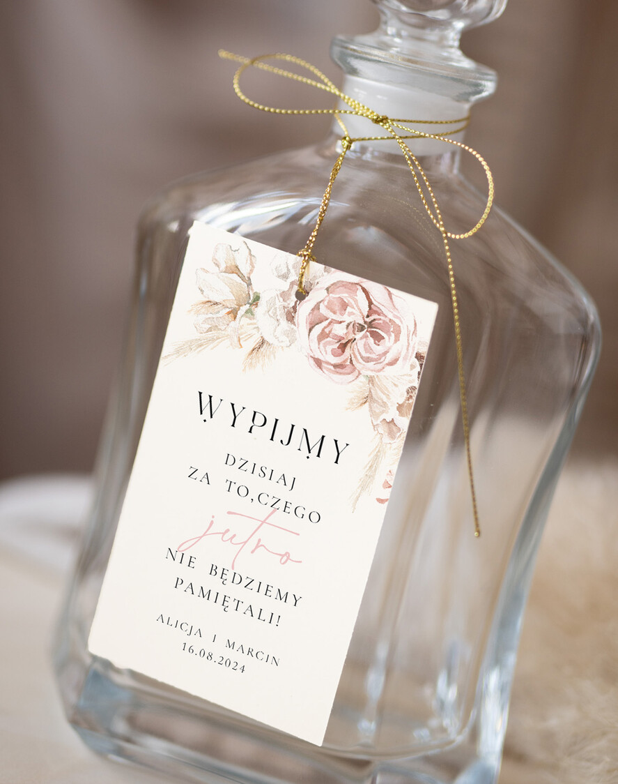 Zawieszki na butelki Nowoczesne prosta forma  Zawieszki na alkohol, proste zawieszki ślubne, nowoczesne zawieszki slubne, zawieszki na alkohol ze złotym sznurkiem, zawieszki z dowolną treścią 1