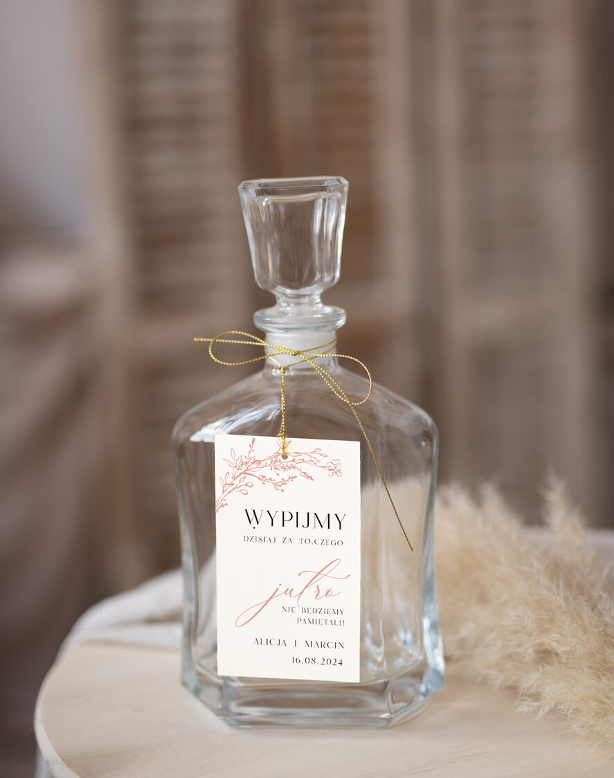 Zawieszki na butelki Nowoczesne prosta forma   etykiety na alkohol, zawieszki na alkohol z dowolną treścią, ozdobna zawieszka na wódkę weselną, etykieta na weselny alkohol, proste zawieszki ślubne0