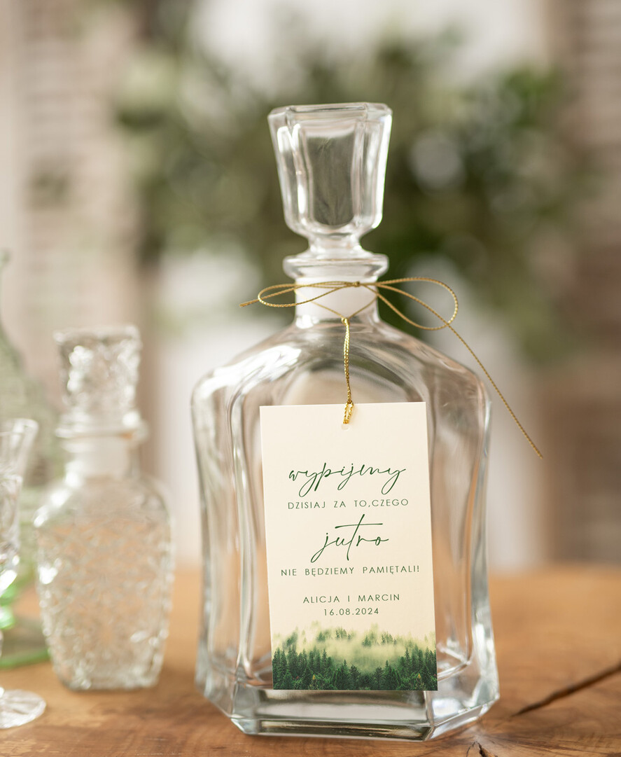 Zawieszki na butelki Nowoczesne prosta forma  zawieszki na butelkę z lasem, proste zawieszki ślubne, rustykalne zawieszki na alkohol z dowolną treścią, ozdobna zawieszka na wódkę weselną, etykieta na butelki0